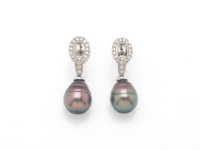une paire de boucles d'oreilles en perles de Tahiti et diamants