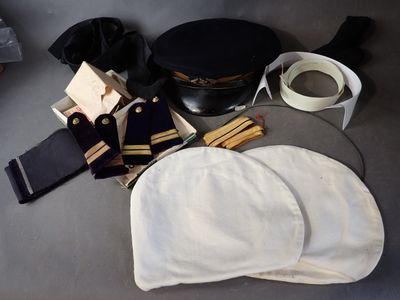 un chapeau, des gants, une cravate et d'autres objets posés sur une table