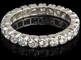 gros plan d'une bague en diamant sur une surface noire