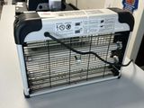 un radiateur noir et blanc posé sur un plan de travail blanc