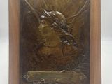 une image représentant une plaque ornée d'un dragon sur fond blanc