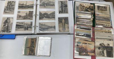 beaucoup de vieilles photos sur la table
