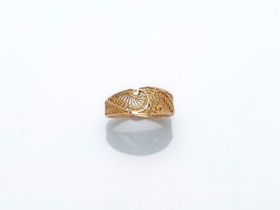 gros plan d'une bague en or sur une surface blanche