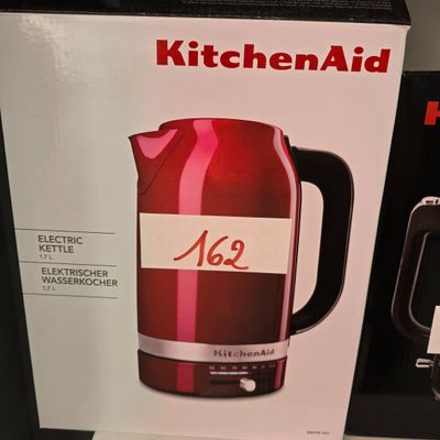une bouilloire rouge exposée dans le magasin KitchenAid