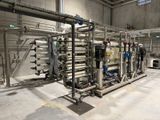 une grande machine qui se trouve à l'intérieur d'un bâtiment