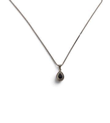 un collier en argent orné d'une pierre noire en forme de larme, monté sur une chaîne