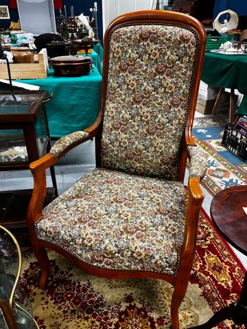 Paire de fauteuils Voltaire garnis de tissu fleuri