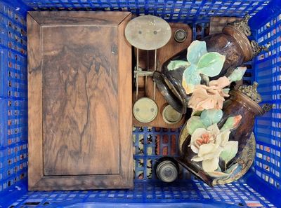 un panier bleu rempli d'objets anciens et une porte en bois