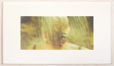 l'image d'une photo floue représentant un homme barbu