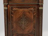 une vieille armoire en bois avec un plateau en marbre, montée sur roulettes