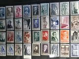 de nombreux timbres exposés au mur