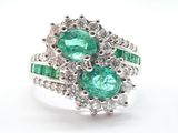 une photo en gros plan d'une bague sertie d'émeraudes et de diamants