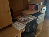 un bureau avec une chaise et un ordinateur dessus