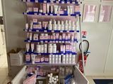 une étagère sur laquelle sont disposés de nombreux types de produits de soins de la peau