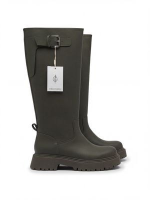 une paire de bottes de pluie avec une étiquette sur le côté