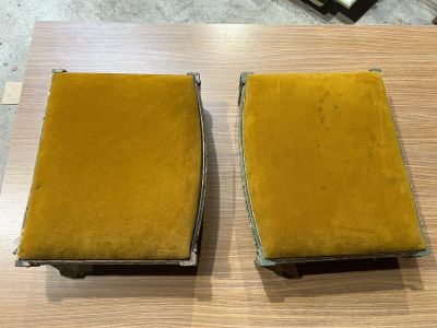 Deux reposes pieds de style Louis XVI longueur 52cm largeur …