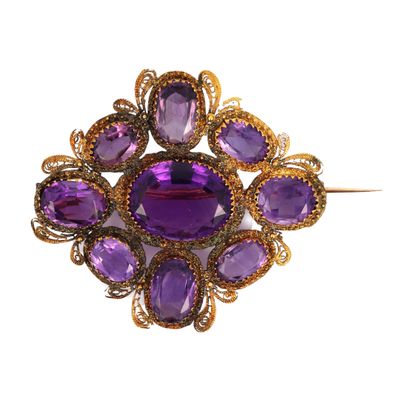 une image montrant un gros plan d'une broche violette sur fond blanc