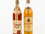 deux bouteilles d'alcool de types différents posées l'une à côté de l'autre