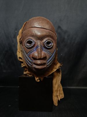 YORUBA - Masque masculin en bois clair / rosé - Photo 1