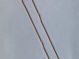un collier en or muni d'une chaîne, sur fond bleu