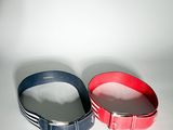 deux bracelets posés sur une table