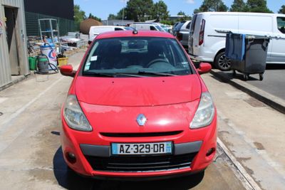 une voiture rouge garée sur le bord de la route