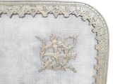 une assiette en argent sur laquelle est représenté un homme et une femme