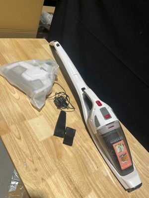 un aspirateur posé sur une table à côté d'un sac
