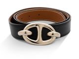 Gros plan sur une ceinture noire avec une boucle dorée