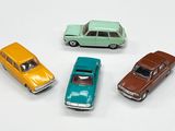 plusieurs petites voitures sont alignées sur une surface blanche