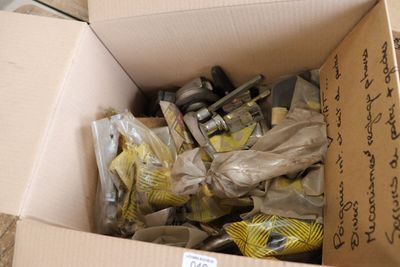 une boîte en carton remplie d'objets hétéroclites sur le sol