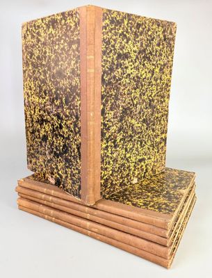 trois livres empilés sur une surface blanche