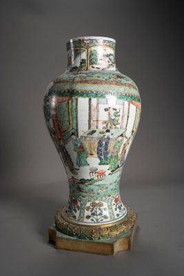 un vase posé sur un support sur une table