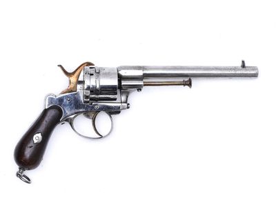 un revolver argenté à crosse en bois sur fond blanc