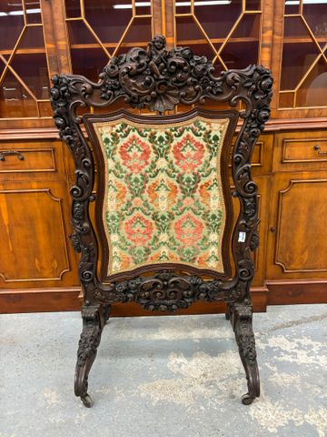 Écran de cheminée baroque en bois richement sculpté d'un ange, de