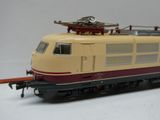 un train jaune et rouge sur les rails, sur un fond blanc