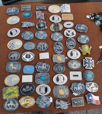 une table sur laquelle sont disposés de nombreux badges et autres objets