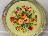 une assiette décorée de fleurs, posée sur une table