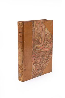 un vieux livre à la couverture brune posé sur une surface blanche