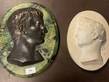 deux moulages de bustes et une plaque représentant une tête d'homme