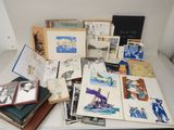 de nombreux livres posés sur une table, avec des images dessus