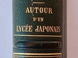 un livre posé sur une table