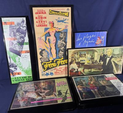 Plusieurs affiches de cinéma encadrées sont exposées sur un fond bleu