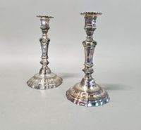 Paire de flambeaux en bronze argenté. (photo 2)