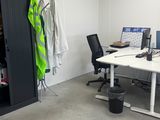 une image représentant un bureau avec un bureau et deux écrans