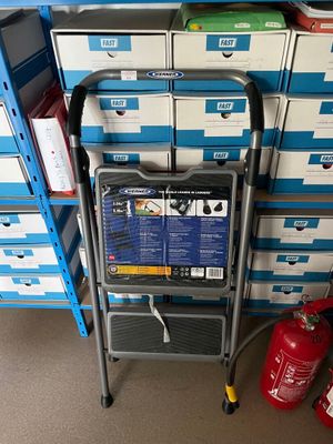 un chariot posé devant une pile de cartons