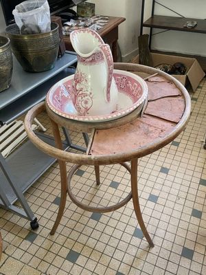 une petite table sur laquelle est posé un pichet