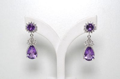 une photo d'une paire de boucles d'oreilles ornées d'améthoreate et de diamants
