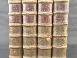 quatre vieux livres empilés les uns sur les autres sur une table