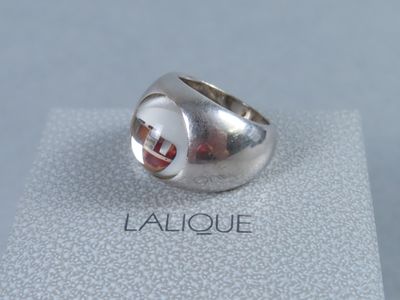une image représentant une bague en argent sur laquelle figure un visage